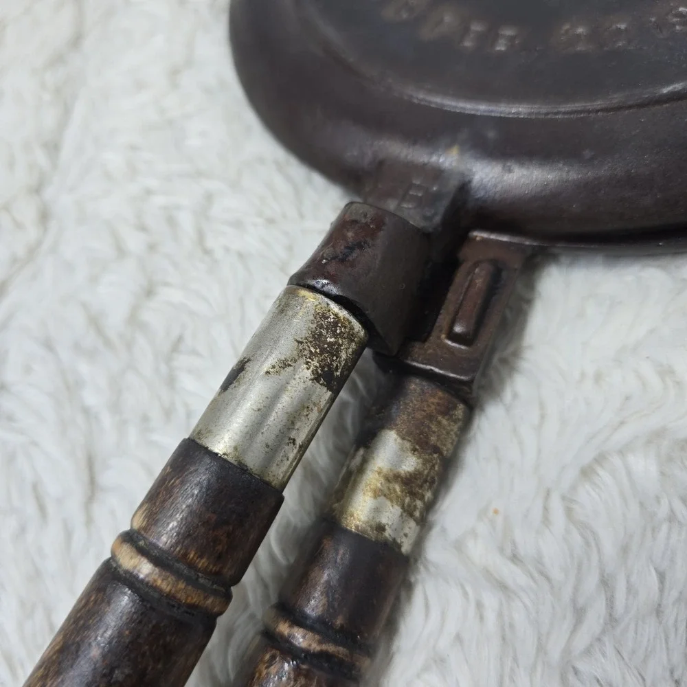Antique Wagner Ware Sidney Cast Iron Waffle Maker 8 Pat. Feb 22, 1910